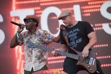 Bontida, Romanya - 20 Temmuz 2018: İngiliz grubu Dub Pistols ana sahne, elektrik kale Festivali üzerinde canlı bir gösterisi yapar