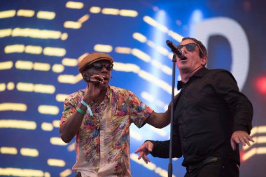 Bontida, Romanya - 20 Temmuz 2018: İngiliz grubu Dub Pistols ana sahne, elektrik kale Festivali üzerinde canlı bir gösterisi yapar