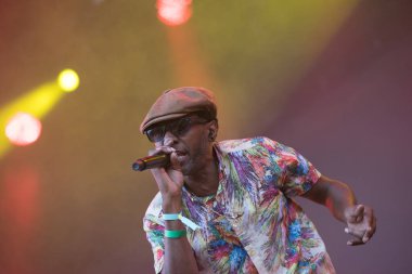 Bontida, Romanya - 20 Temmuz 2018: İngiliz grubu Dub Pistols ana sahne, elektrik kale Festivali üzerinde canlı bir gösterisi yapar