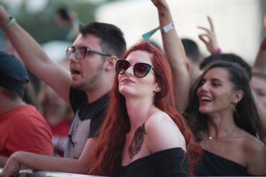 Bontida, Romanya - 20 Temmuz 2018: Kalabalık dans ve Dub Pistols canlı konser elektrik kale Festivali sırasında şarkı neşeli fanlar