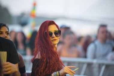 Bontida, Romanya - 20 Temmuz 2018: Kalabalık dans ve Dub Pistols canlı konser elektrik kale Festivali sırasında şarkı neşeli fanlar