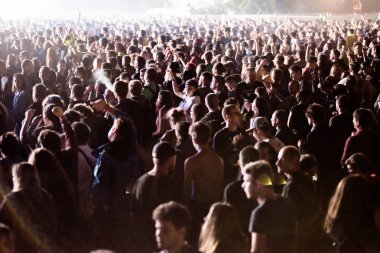 Bontida, Romanya - 21 Temmuz 2018: Kalabalık parti insanların Dj eksizyon canlı bir set elektrik kale Festivali sırasında dans
