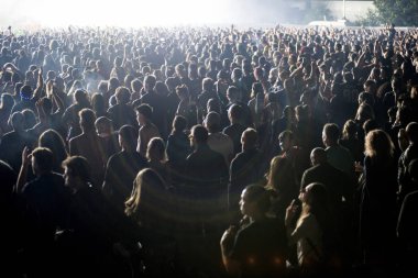 Bontida, Romanya - 21 Temmuz 2018: Kalabalık parti insanların Dj eksizyon canlı bir set elektrik kale Festivali sırasında dans