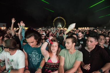 Bontida, Romanya - 21 Temmuz 2018: Kalabalık parti insanların Dj eksizyon canlı bir set elektrik kale Festivali sırasında dans