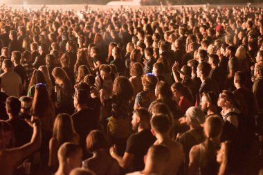 Bontida, Romanya - 21 Temmuz 2018: Kalabalık parti insanların Dj eksizyon canlı bir set elektrik kale Festivali sırasında dans