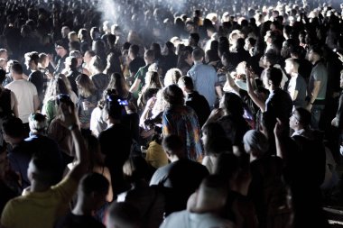 Bontida, Romanya - 21 Temmuz 2018: Kalabalık parti insanların Dj eksizyon canlı bir set elektrik kale Festivali sırasında dans