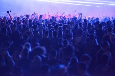 Bontida, Romanya - 21 Temmuz 2018: Kalabalık parti insanların Dj eksizyon canlı bir set elektrik kale Festivali sırasında dans