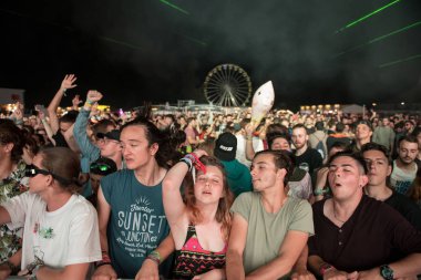 Bontida, Romanya - 21 Temmuz 2018: Kalabalık parti insanların Dj eksizyon canlı bir set elektrik kale Festivali sırasında dans