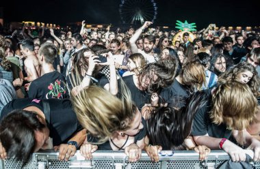 Bontida, Romanya - 21 Temmuz 2018: Kalabalık bir Dj eksizyon canlı set elektrik kale Festivali sırasında parti insanlar gerekçesi
