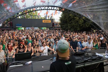 Bontida, Romanya - 20 Temmuz 2018: Ukraynalı Dj Nastia elektrik kale Festivali canlı bir set gerçekleştirme