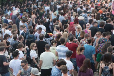 Bontida, Romanya - 20 Temmuz 2018: Kalabalık parti insanların bir Dj Nastia konser elektrik kale Festivali sırasında dans