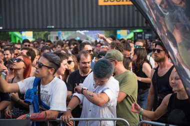 Bontida, Romanya - 20 Temmuz 2018: Kalabalık parti insanların bir Dj Nastia konser elektrik kale Festivali sırasında dans