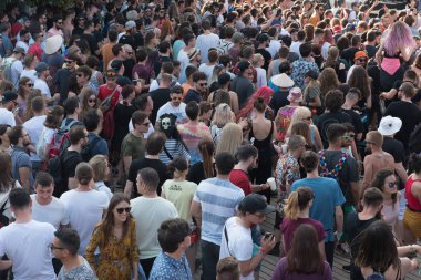Bontida, Romanya - 20 Temmuz 2018: Kalabalık parti insanların bir Dj Nastia konser elektrik kale Festivali sırasında dans