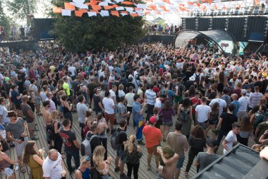Bontida, Romanya - 20 Temmuz 2018: Kalabalık parti insanların bir Dj Nastia konser elektrik kale Festivali sırasında dans