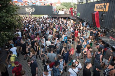 Bontida, Romanya - 20 Temmuz 2018: Kalabalık parti insanların bir Dj Nastia konser elektrik kale Festivali sırasında dans