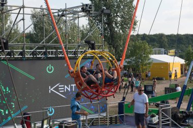 Bontida, Romanya - 20 Temmuz 2018: Kalabalık parti insanların bir Dj Nastia konser elektrik kale Festivali sırasında dans