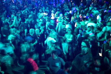 Bontida, Romanya - 20 Temmuz 2018: Elektrik Castle Müzik Festivali'nde parti kalabalık. Uzun pozlama, hareket bulanıklığı insanlar