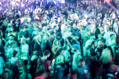 Bontida, Romanya - 20 Temmuz 2018: Elektrik Castle Müzik Festivali'nde parti kalabalık. Uzun pozlama, hareket bulanıklığı insanlar