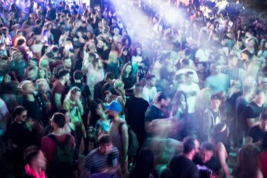Bontida, Romanya - 20 Temmuz 2018: Elektrik Castle Müzik Festivali'nde parti kalabalık. Uzun pozlama, hareket bulanıklığı insanlar