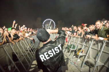 Bontida, Romanya - 21 Temmuz 2018: İtalyan elektronik dans müzik ve punk rock grubu, Bloody Beetroots elektrik kale Festivali canlı performans