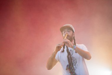 Bontida, Romanya - 21 Temmuz 2018: Romen halk, elektro hip-hop grubu Subcarpati şarkı canlı elektrik kale Festivali