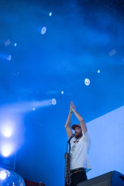 Bontida, Romanya - 21 Temmuz 2018: Romen halk, elektro hip-hop grubu Subcarpati şarkı canlı elektrik kale Festivali