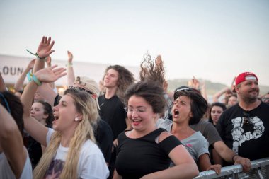 Bontida, Romanya - 21 Temmuz 2018: Kalabalık dans ve Subcarpati canlı konser elektrik kale Festivali sırasında parti neşeli fanlar