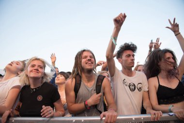 Bontida, Romanya - 21 Temmuz 2018: Kalabalık dans ve Subcarpati canlı konser elektrik kale Festivali sırasında parti neşeli fanlar