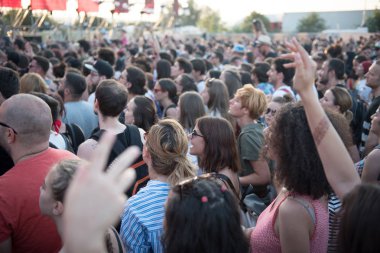 Bontida, Romanya - 21 Temmuz 2018: Kalabalık dans ve Subcarpati canlı konser elektrik kale Festivali sırasında parti neşeli fanlar