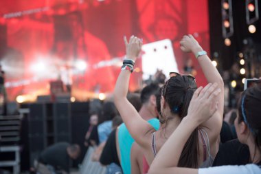 Bontida, Romanya - 21 Temmuz 2018: Kalabalık dans ve Subcarpati canlı konser elektrik kale Festivali sırasında parti neşeli fanlar