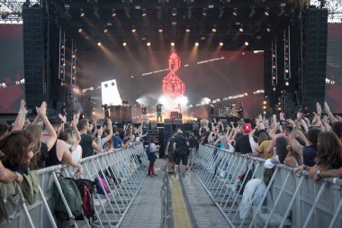 Bontida, Romanya - 21 Temmuz 2018: Kalabalık dans ve Subcarpati canlı konser elektrik kale Festivali sırasında parti neşeli fanlar