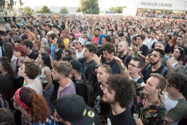 Bontida, Romanya - 21 Temmuz 2018: Kalabalık dans ve Subcarpati canlı konser elektrik kale Festivali sırasında parti neşeli fanlar