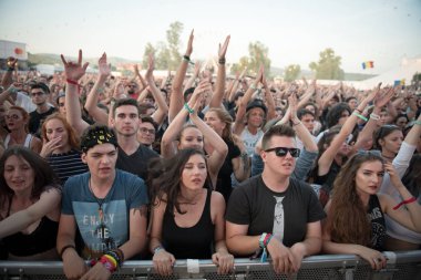 Bontida, Romanya - 21 Temmuz 2018: Kalabalık dans ve Subcarpati canlı konser elektrik kale Festivali sırasında parti neşeli fanlar