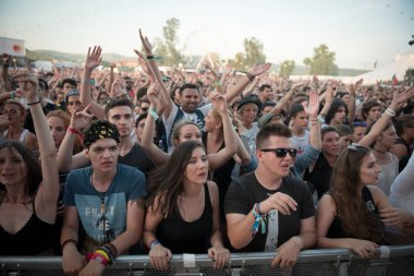 Bontida, Romanya - 21 Temmuz 2018: Kalabalık dans ve Subcarpati canlı konser elektrik kale Festivali sırasında parti neşeli fanlar