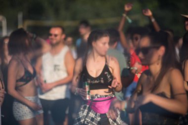 Bontida, Romanya - 21 Temmuz 2018: insanların eğlenmek ve elektrik kale Festivali gün boyunca rahatlatıcı