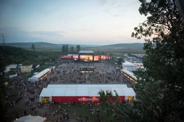 Bontida, Romanya - 21 Temmuz 2018: insanların eğlenmek ve elektrik kale Festivali gün boyunca rahatlatıcı