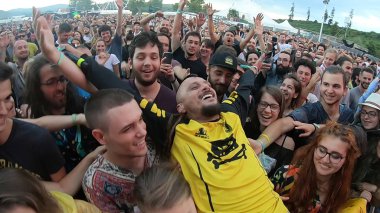 Bontida, Romanya - 22 Temmuz 2018: elektrik Castle Festivali'nde konser sırasında sörf bir kalabalık yapıyor şarkıcı Dubioza Kolektiv bant