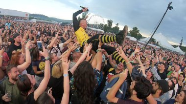 Bontida, Romanya - 22 Temmuz 2018: elektrik Castle Festivali'nde konser sırasında sörf bir kalabalık yapıyor şarkıcı Dubioza Kolektiv bant