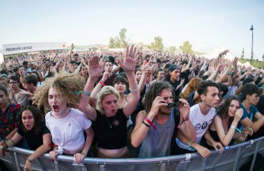 Bontida, Romanya - 21 Temmuz 2018: Kalabalık dans ve Subcarpati canlı konser elektrik kale Festivali sırasında parti neşeli fanlar