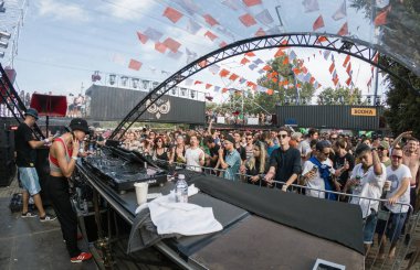 Bontida, Romanya - 20 Temmuz 2018: Ukraynalı Dj Nastia elektrik kale Festivali canlı bir set gerçekleştirme