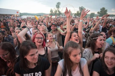 Bontida, Romanya - 22 Temmuz 2018: Kalabalık eğleniyor ve elektrik kale Festivali Dubioza Kolektiv konser sırasında parti neşeli fanlar