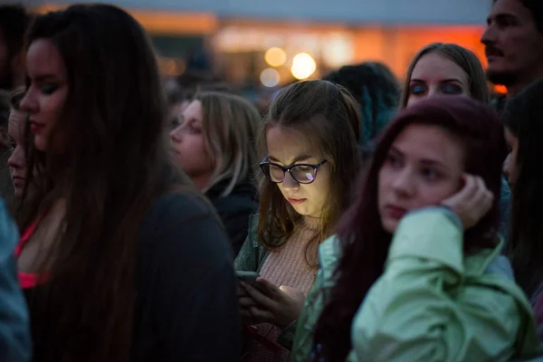 Bontida ルーマニア 2018 電気城祭ライブ コンサートの間に彼女のスマート フォンをチェックする若い女の子 — ストック写真