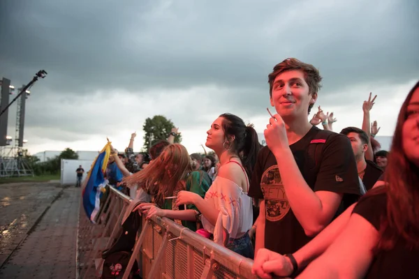 Bontida ルーマニア 2018 電気城祭りの期間中滞納習慣ヒップホップ コンサートで楽しい時を過す人々 の群衆 — ストック写真