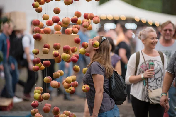 Bontida ルーマニア 2018 電気城夏祭りで金髪女性食用リンゴ — ストック写真