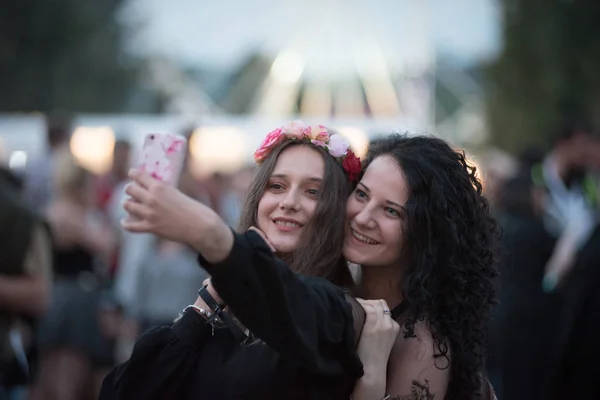 電気城祭で Selfie 写真を作って Bontida ルーマニア 2018 女の子 — ストック写真