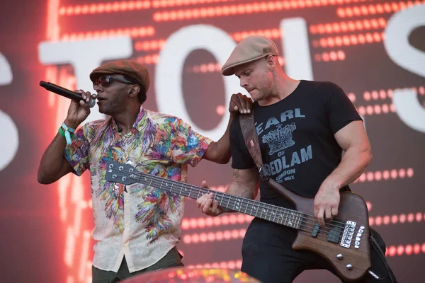 Bontida, Romanya - 20 Temmuz 2018: İngiliz grubu Dub Pistols ana sahne, elektrik kale Festivali üzerinde canlı bir gösterisi yapar