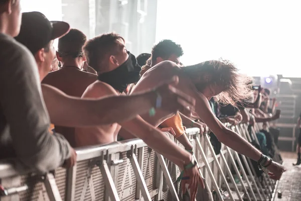 Bontida Roumanie Juillet 2018 Des Foules Fêtards Tapent Tête Lors — Photo