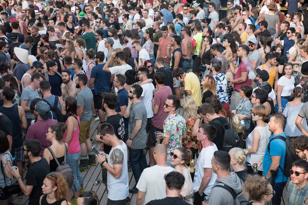 Bontida Roménia Julho 2018 Multidão Pessoas Festejando Dançando Durante Show — Fotografia de Stock