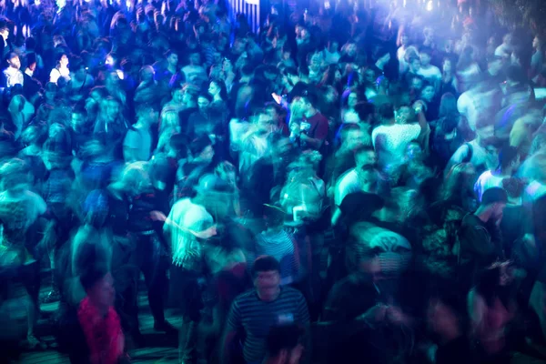 Bontida 罗马尼亚 2018年7月20日 人群聚会在电子城堡音乐节 长时间曝光 运动模糊的人 — 图库照片