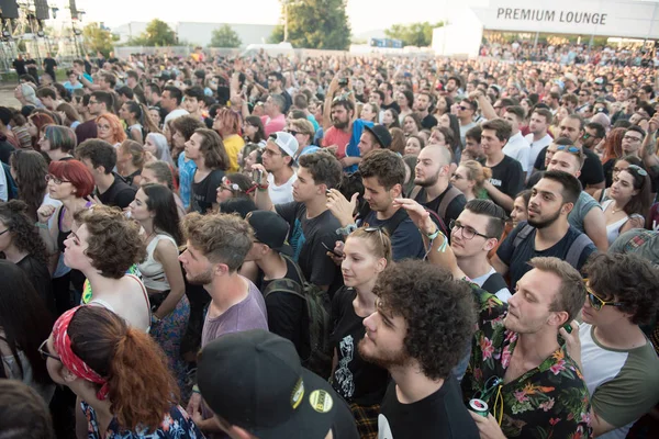 Bontida Roemenië Juli 2018 Menigte Van Vrolijke Fans Dansen Feesten — Stockfoto